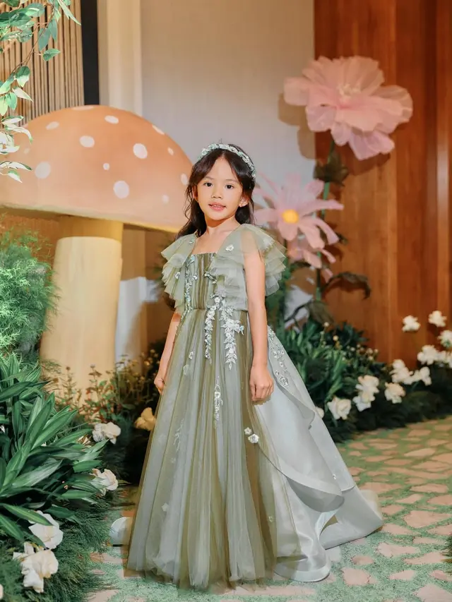 Pesona Manis Claire Herbowo, Putri Shandy Aulia, Jadi Putri Hutan Rayakan Ulang Tahun ke-6, Pakai Gaun Rancangan Desainer Ternama