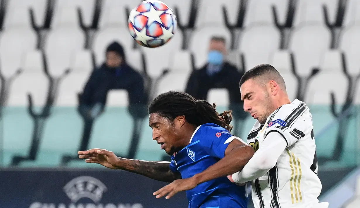 Penyerang Dynamo Kiev, Gerson Rodrigues (tengah) melakukan sundulan saat berebut bola dengan bek Juventus, Merih Demiral pada matchday kelima Grup G Liga Champions di Allianz Stadium, Kamis (3/12/2020) dinihari WIB. Juventus meraih kemenangan 3-0 atas tamunya Dynamo Kyiv. (Vincenzo PINTO / AFP)
