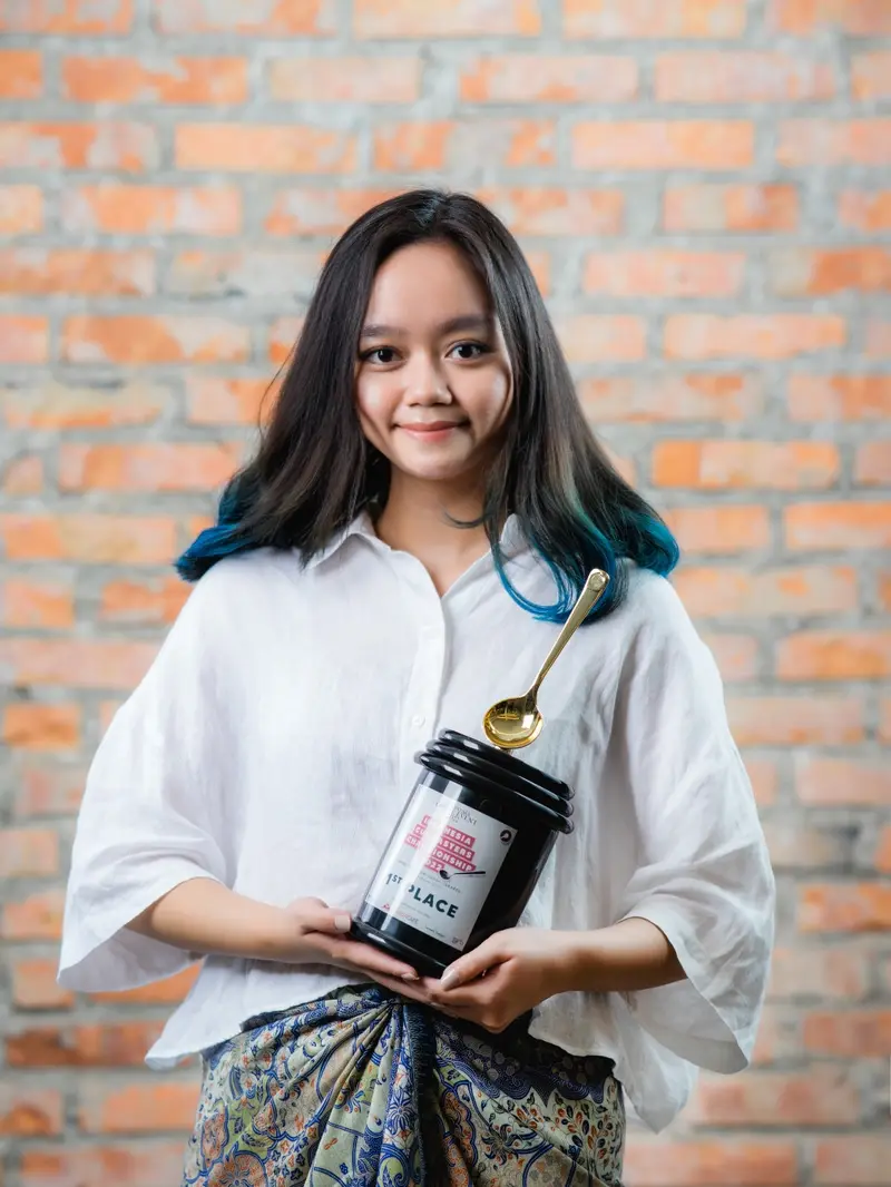 Lonika Tay dari CATUR Coffee Company berhasil mengikuti kompetisi hingga babak semifinal dan menempati posisi ke-8 dunia.