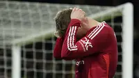 Pemain Manchester United, Rasmus Hojlund tertunduk lesu setelah timnya kalah dari Newcastle pada laga lanjutan Liga Inggris 2024/2025 yang berlangsung di Old Trafford, Manchester, Inggris, Selasa (31/12/2024) WIB. (AP Photo/Dave Thompson)