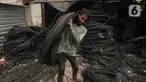 Aktivitas pekerja pengelupasan limbah kabel serat optik di kawasan Pondok Bahar, Kota Tangerang, Banten, Jumat (10/11/2023). (Liputan6.com/Angga Yuniar)