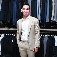 Samuel Zylgwyn saat fitting baju pengantin. (Deki Prayoga/Bintang.com)