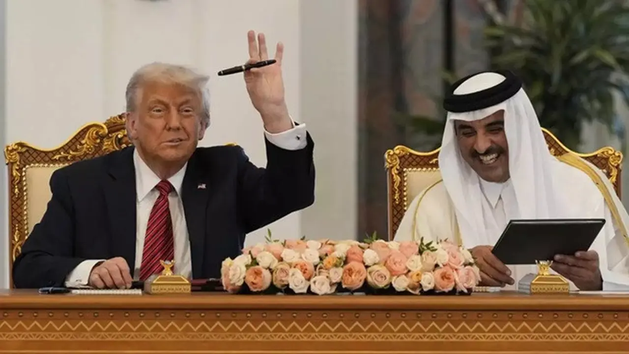 Presiden Amerika Serikat Donald Trump dan Emir Qatar Sheikh Tamim bin Hamad Al Thani di Amiri Diwan di Doha, Rabu (14/5/2025).