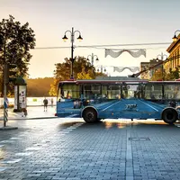 Melintas di perkotaan, bus ini berkamuflase. Sangat brilian! (Via: boredpanda.com)