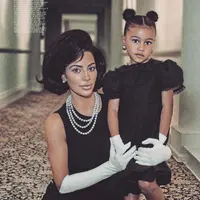 North terlihat cantik banget ya saat berpose bareng Kim Kardashian dengan gaya berbeda! (instagram/kimkardashian)