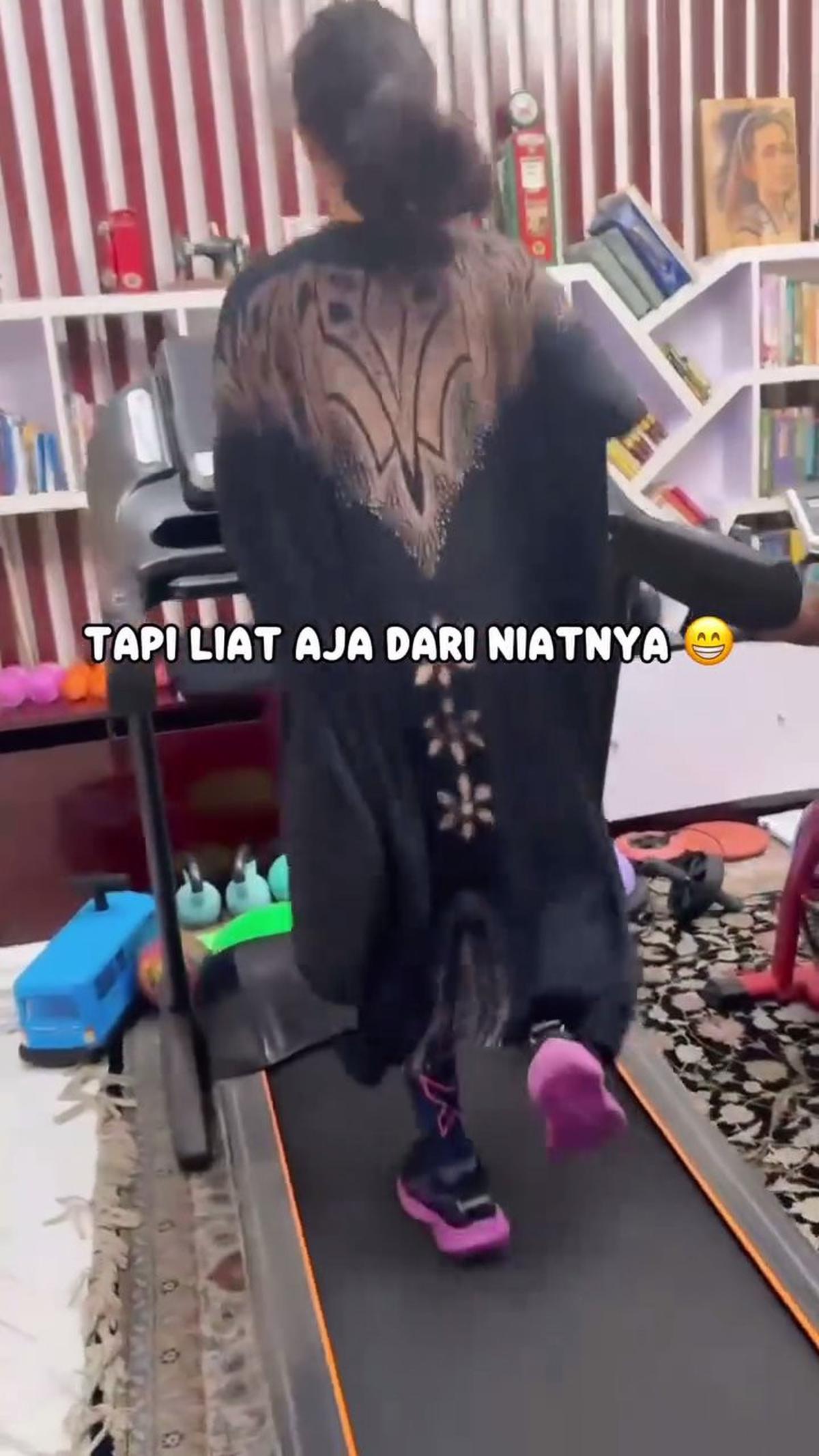 7 Potret Ussy Sulistiawaty Olahraga di Rumah Pakai Daster: Yang Penting Niat Saja Dulu