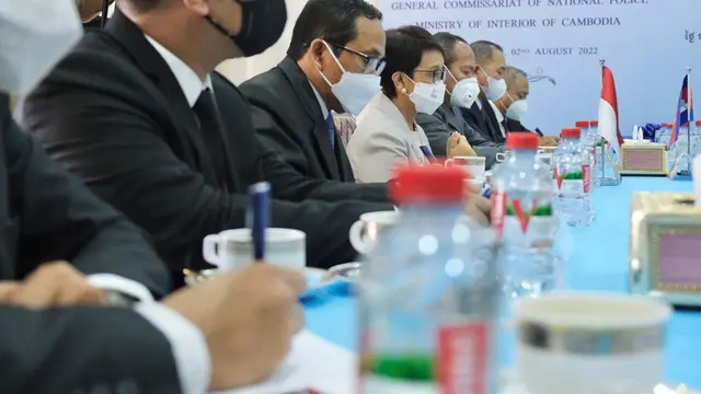 Menlu didampingi oleh beberapa pejabat Kepolisian Republik Indonesia, yaitu Komisaris Jenderal Pol. Arief Sulistyanto (Kabarahankam), Irjen Pol. Merdisam, Waka Badan Intelijen Kepolisian dan Brigjen Pol. Amur Chandra (Sekretaris NCB Interpol) (Kemlu RI)