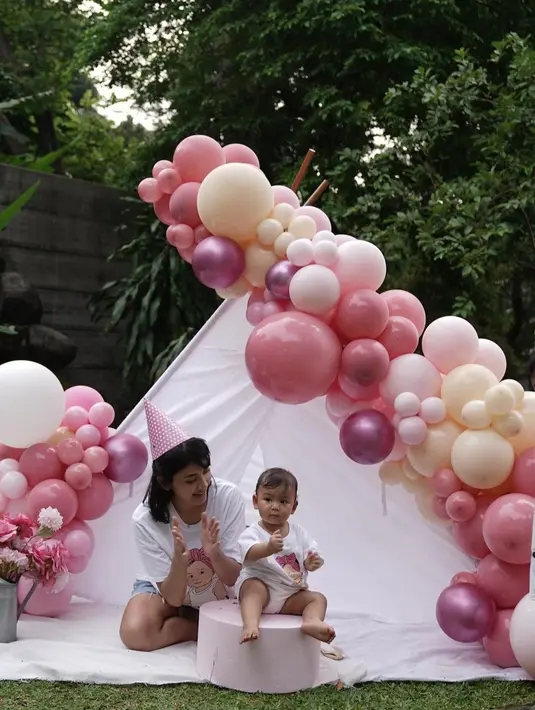 Tidak digelar mewah, ulang tahun Naesawri justru terlihat sederhana di taman belakang