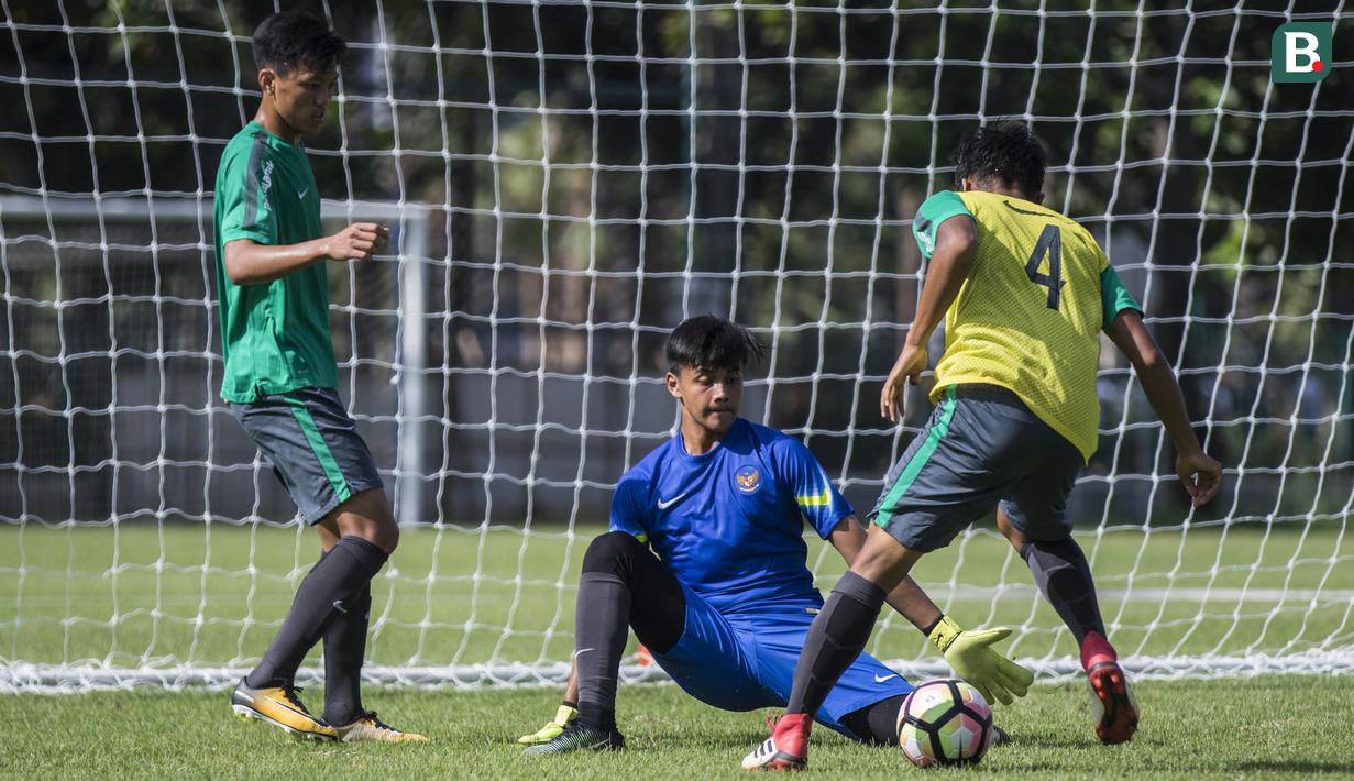 Kiper Timnas Indonesia U-19, Rakasurya Handika, berusaha mengamankan bola saat latihan di Lapangan ABC Senayan, Senin (19/2/2018).Pemusatan latihan Timnas Indonesia akan digelar selama satu pekan, yakni 18-25 Februari 2018. (Bola.com/Vitalis Yogi Trisna)