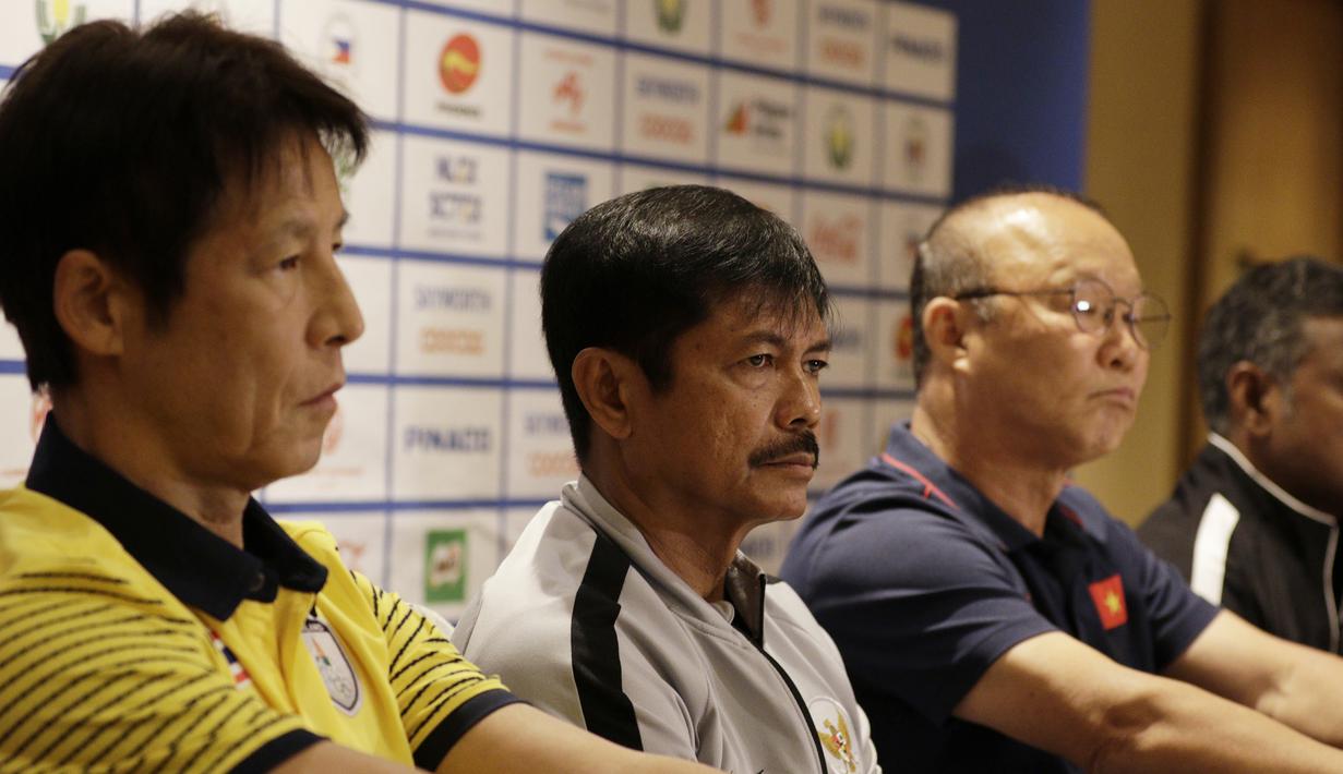 Pelatih Timnas Indonesia U-22, Indra Sjafri, bersama pelatih dari Grup B lainnya saat jumpa pers di Hotel Century Park, Manila, Minggu (24/11). Cabang sepak bola SEA Games 2019 akan mulai bertanding Senin (25/11). (Bola.com/M Iqbal Ichsan)
