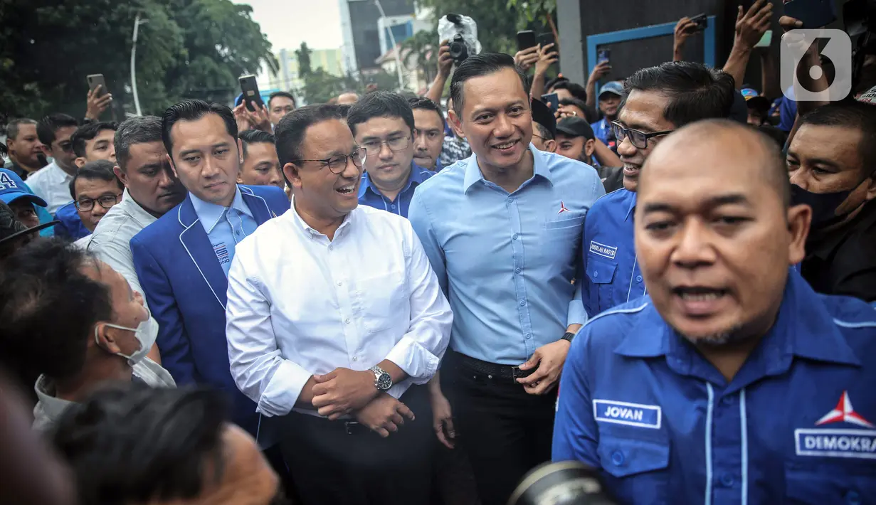Ketua Umum Partai Demokrat Agus Harimurti Yudhoyono atau AHY (tengah kanan) menyambut kedatangan Anies Baswedan (tengah kiri) saat tiba di Kantor DPP Partai Demokrat, Jakarta, Kamis (2/3/2023). Kunjungan Anies Baswedan untuk memperkenalkan dirinya kepada Majelis Tinggi Partai. (Liputan6.com/Faizal Fanani)