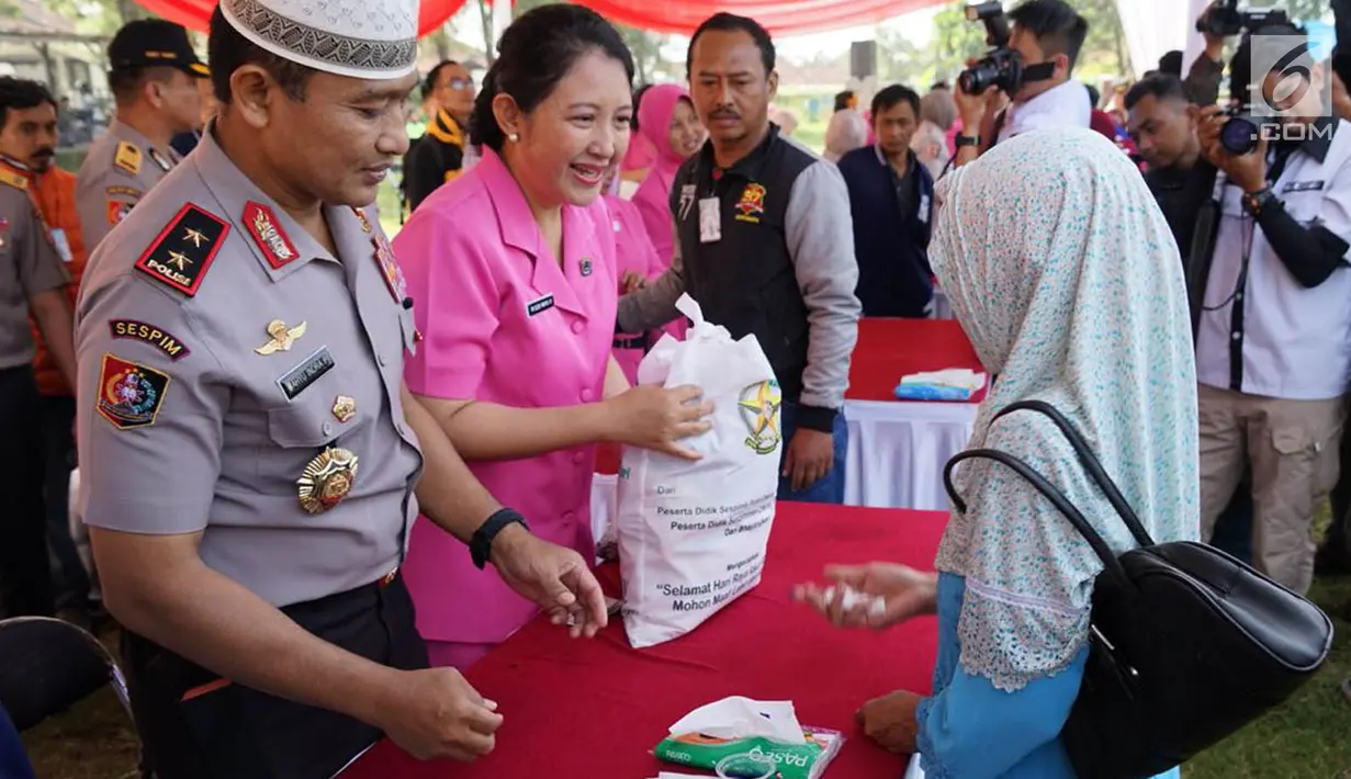 Kasespim Irjen Pol Wahyu Indra Pramugari melayani warga saat bazar murah di Asrama Unit Barat, Jawa Barat, Senin (04/6). Sespimti Polri menggelar baksos, bazar murah dan paket lebaran yang bertujuan melatih peserta Sespimti. (Liputan6.com/Pool/Sespimti)