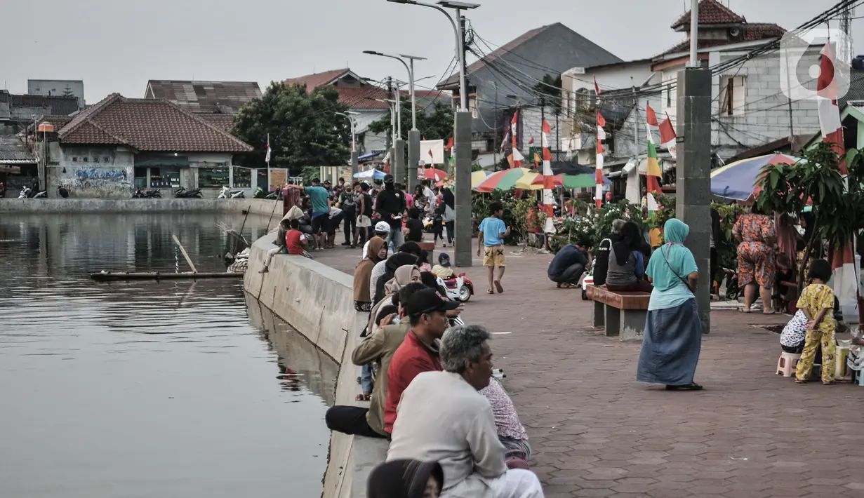 Suasana warga menikmati sore hari di Situ Rawa Besar, Lio, Depok, Jawa Barat, Kamis (20/8/2020). Di tengah meningkatnya kasus Covid-19 hingga menjadikan Depok kembali sebagi Zona Merah, warga masih banyak yang mengabaikan protokol kesehatan saat berada di ruang publik. (merdeka.com/Iqbal S. Nugroho)