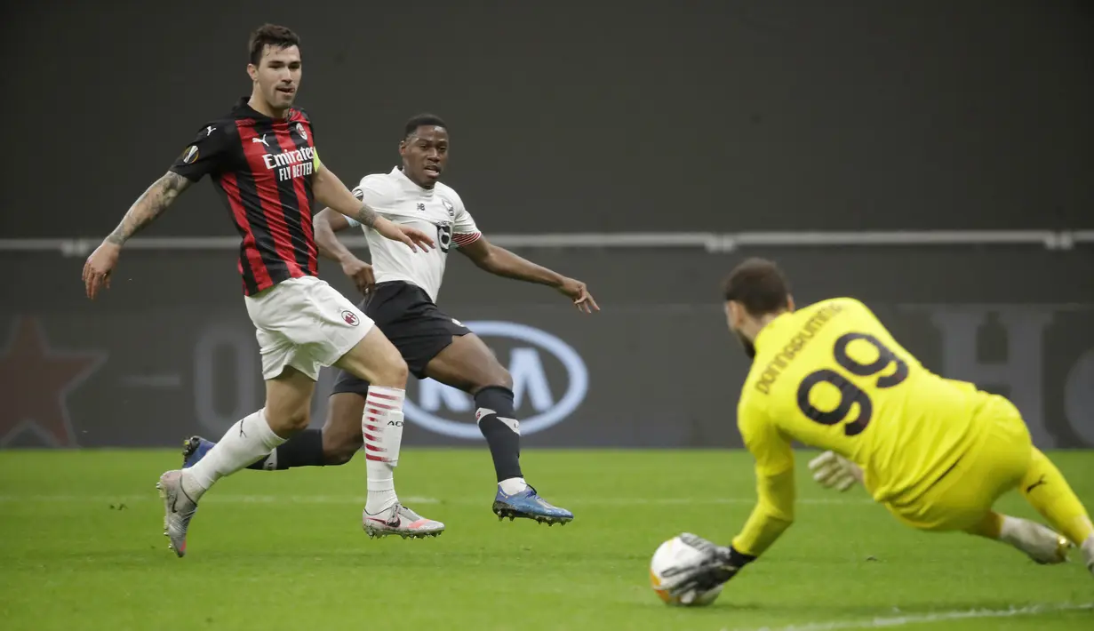 Pemain Lille, Jonathan David menembak bola ke arah gawang yang di jaga kiper AC Milan, Gianluigi Donnarumma  pada pertandingan grup H Liga Europa di Stadion San Siro, di Milan, Italia, Kamis (5/11/2020). Lille menang telak atas AC Milan 3-0. (AP Photo/Luca Bruno)