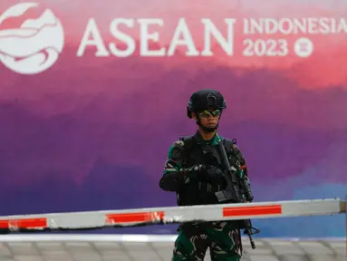 Personel TNI AU berjaga di Bandara Internasional Komodo jelang KTT ASEAN di Labuan Bajo, NTT, Selasa (9/5/2023). (Photo by WILLY KURNIAWAN / POOL / AFP)