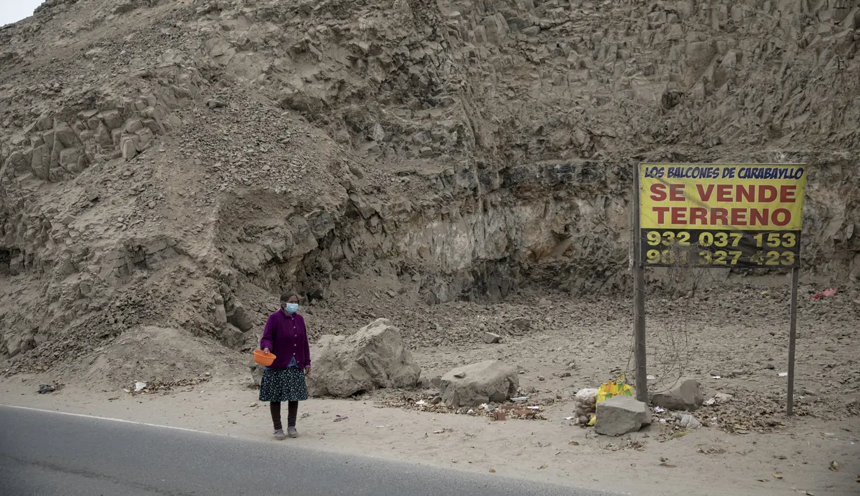 Juliana Gamboa (70) mengemis selama pandemi virus corona di samping jalan di pinggiran Lima, Peru (22/8/2020).  (AP Photo/Rodrigo Abd)