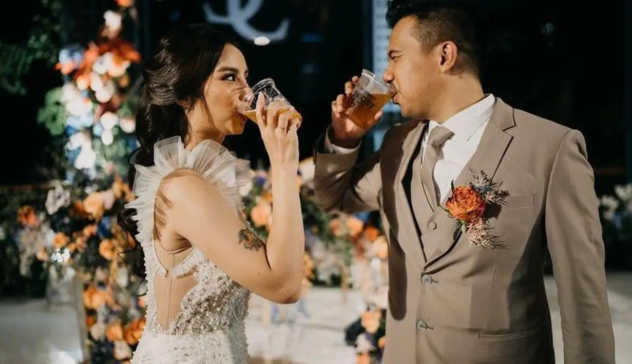 Sementara bagian lengannya, ditambahkan aksen ruffle tutu yang memberikan kesan anggun. (Instagram/jojosuherman).