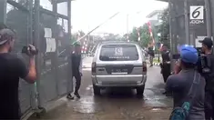 Personel Brimob menjaga ketat LP Gunung Sindur pasca keputusan pemerintah yang kembali mengkaji pembebasan terpidana terorisme Abubakar Baasyir