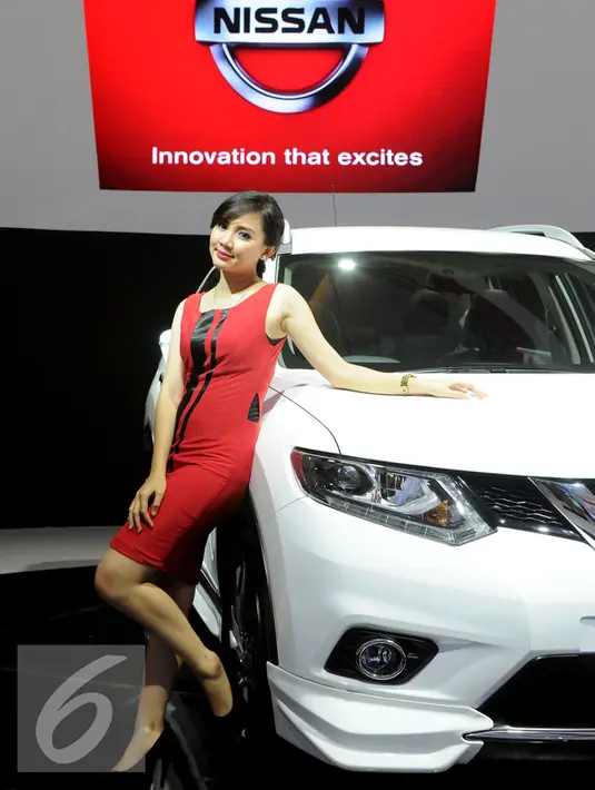 Model berpose di sisi mobil yang dipamerkan pada Indonesia Internasional Motor Show 2016 di JIEXPO, Kemayoran, Jakarta, Kamis (7/4/2016). Penyelenggara menargetkan angka kunjungan sebanyak 380 orang. (Liputan6.com/Helmi Fithriansyah)