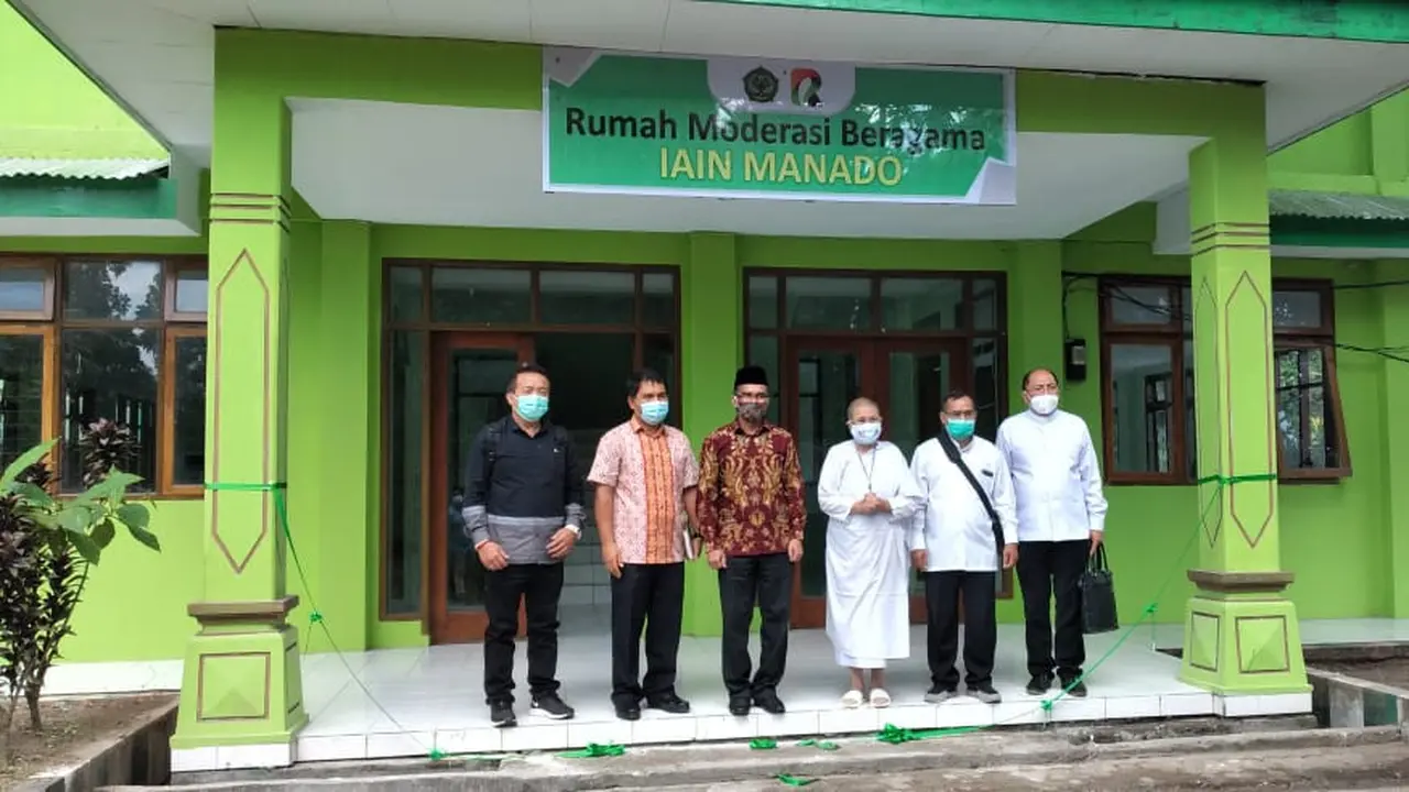 Delmus bersama para tokoh lintas agama di Sulut usai meresmikan Rumah Moderasi Beragama, JUmat (11/12/2020).