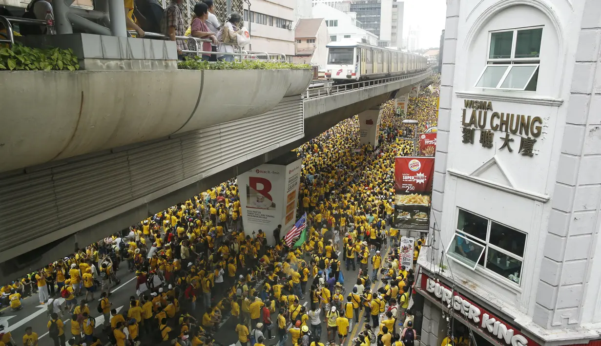 Ribuan orang kompak mengenakan busana berwarna kuning saat melakukan aksi menuntut Perdana Menteri Najib Razak untuk mengundurkan diri karena diduga melakukan korupsi, Malaysia, Sabtu (29/8/2015). (Reuters/ Athit Perawongmetha)