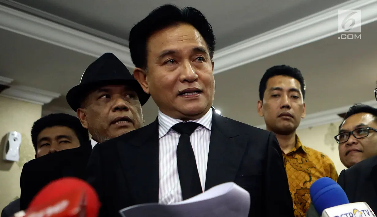 Yusril Ihza Mahendra saat memberi keterangan kepada awak media saat melakukan pertemuan dengan Ketua DPD Oesman Sapta Odang di Gedung Nusantara III, Senayan, Jakarta, Selasa (26/7). (Liputan6.com/Johan Tallo)