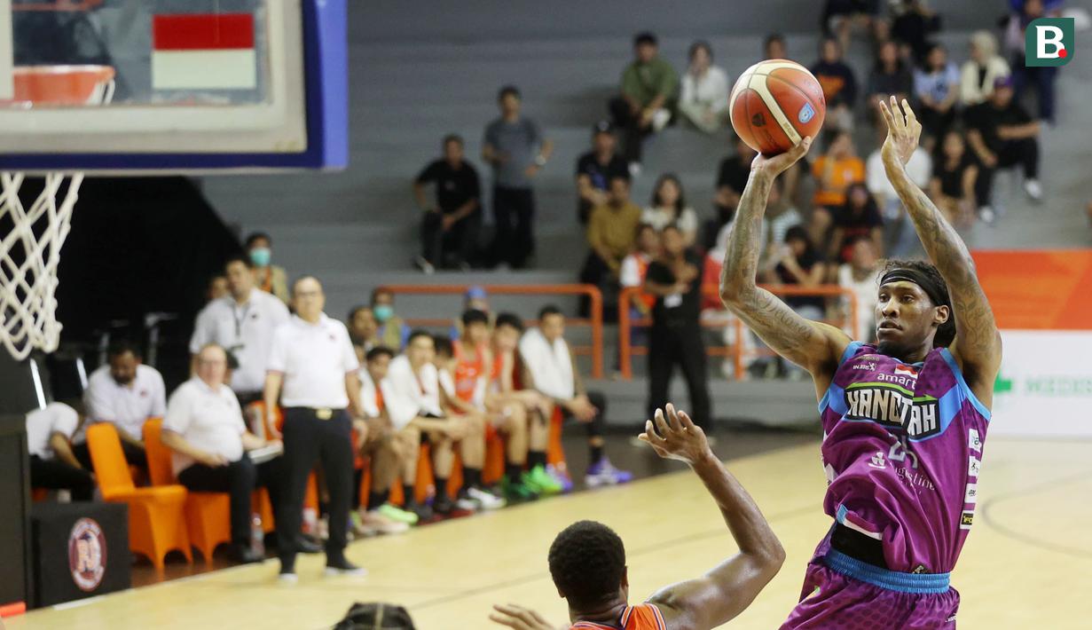 Pemain Amartha Hangtuah Jakarta, Zoran Talley, saat melawan Pelita Jaya Jakarta pada laga lanjutan Indonesia Basketball League (IBL) 2024 di Gor Soemantri Brodjonegoro, Kuningan, Jakarta, Sabtu (18/5/2024). Pelita Jaya memetik kemenangan 93-84. (Bola.com/M Iqbal Ichsan)