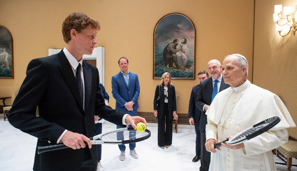 Paus Leo XIV menerima audiensi dari petenis top dunia asal Italia Jannik Sinner di Vatikan, Rabu (14/5/2025). (Handout/VATICAN MEDIA/AFP)