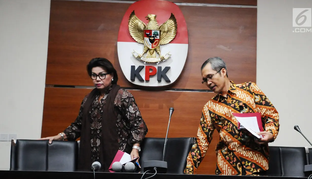 Wakil Ketua KPK, Basaria Panjaitan (kiri) bersama Alexander Marwata bersiap memberi keterangan di Gedung KPK, Jakarta, Kamis (14/9). Keterangan terkait operasi tangkap tangan Bupati Batubara, OK Arya Zulkarnain. (Liputan6.com/Helmi Fithriansyah)