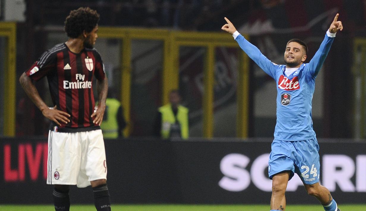 Pemain Napoli Lorenzo Insigne (kanan) merayakan golnya disaksikan pemain AC Milan Luiz Adriano  dalam lanjutan Liga Seri A di San Siro Stadium, Milan, Senin (05/10/2015). Milah kalah 0-4 dari Napoli. (REUTERS/Giorgio Perottino)