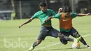 Gelandang Timnas Indonesia, Nasir, berusaha melewati Saddil Ramdani saat latihan di Lapangan SPH Karawaci, Banten, Kamis (20/4/2017). (Bola.com/Vitalis Yogi Trisna)