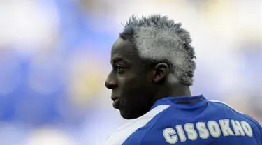 FC Porto&#039;s player Aly Cissokho celebrates with his hair painted, the victory in the Portuguese league title 2009 before the Portuguese First league football match against SC Braga at the Dragao Stadium on May 24, 2009. AFP PHOTO/MIGUEL RIOPA 