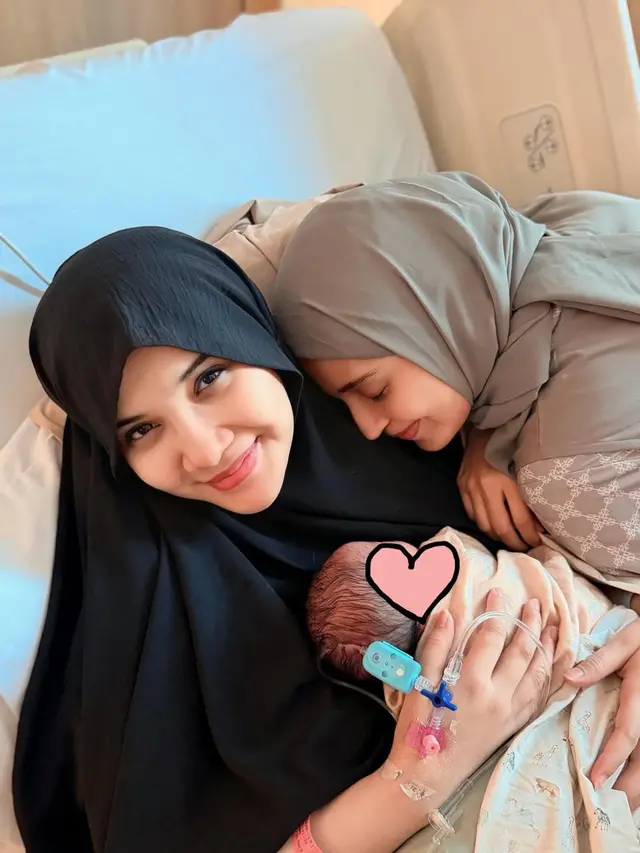 6 Potret Zaskia Sungkar Melahirkan Anak Kedua, Nagita Slavina Langsung Menjenguk