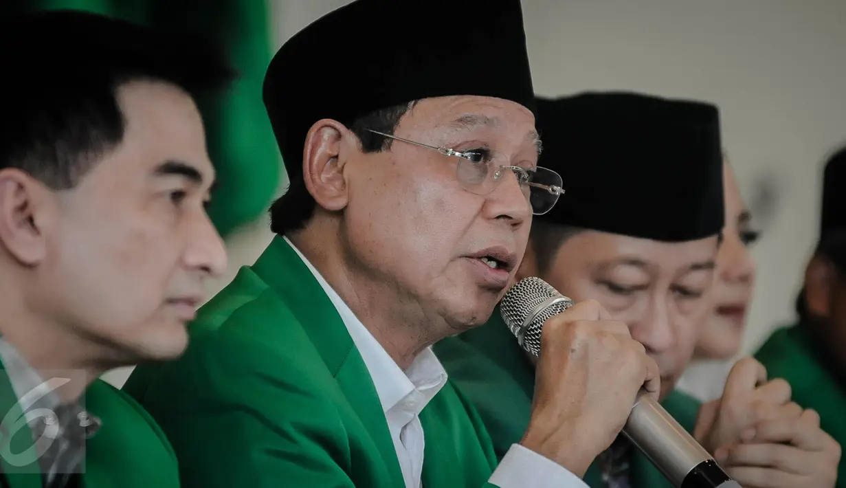 Ketum PPP versi Muktamar Jakarta, Djan Faridz memberi keterangan di DPP PPP, Jakarta, Jumat (7/10). PPP kubu Djan Faridz menyatakan mendukung kepada Basuki Tjahaja Purnama (Ahok)-Djarot Saiful Hidayat di Pilkada DKI 2017. (Liputan6.com/Faizal Fanani)