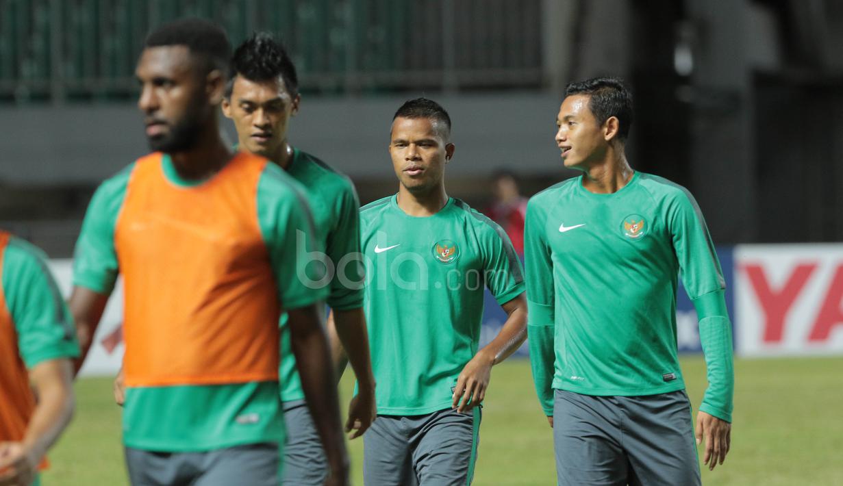 Muchlis Hadi Ning dan Manahati Lestusen saat mengikuti sesi latihan sebelum melawan Vietnam pada laga semi-final AFFcup 2016 di Stadion Pakansari, Bogor, (02/12/2016).  (Bola.com/Nicklas Hanoatubun)