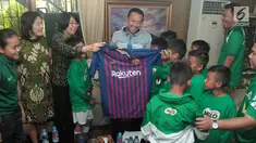 Menpora Imam Nahrawi saat menyambut kedatangan delapan pemain terbaik MILO Football Championship 2018 di Rumah Dinas Menteri Pemuda dan Olahraga Republik Indonesia, Jakarta (5/10). (Liputan6.com/Rizky)
