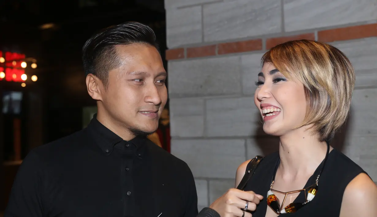 Suami Fenita Arie ini rela untuk tidak mengejar setoran di malam pergantian tahun baru demi bisa berkumpul bersama keluarga tercinta. Namun meski ia harus bekerja, Arie Untung tetap mengajak keluarganya. (Andy Masela/Bintang.com)