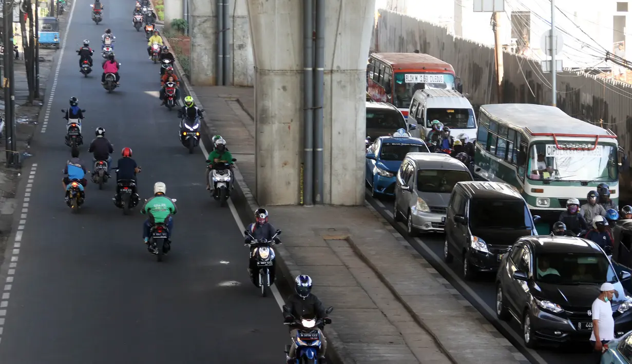 Pengendara motor melaju melawan arus lalu lintas di Jalan Ciledug Raya, Jakarta, Kamis (5/4). Kurangnya kesadaran berlalu lintas membuat sering terjadinya pelanggaran di jalan raya yang membahayakan diri dan pengendara lain. (Liputan6.com/Arya Manggala)