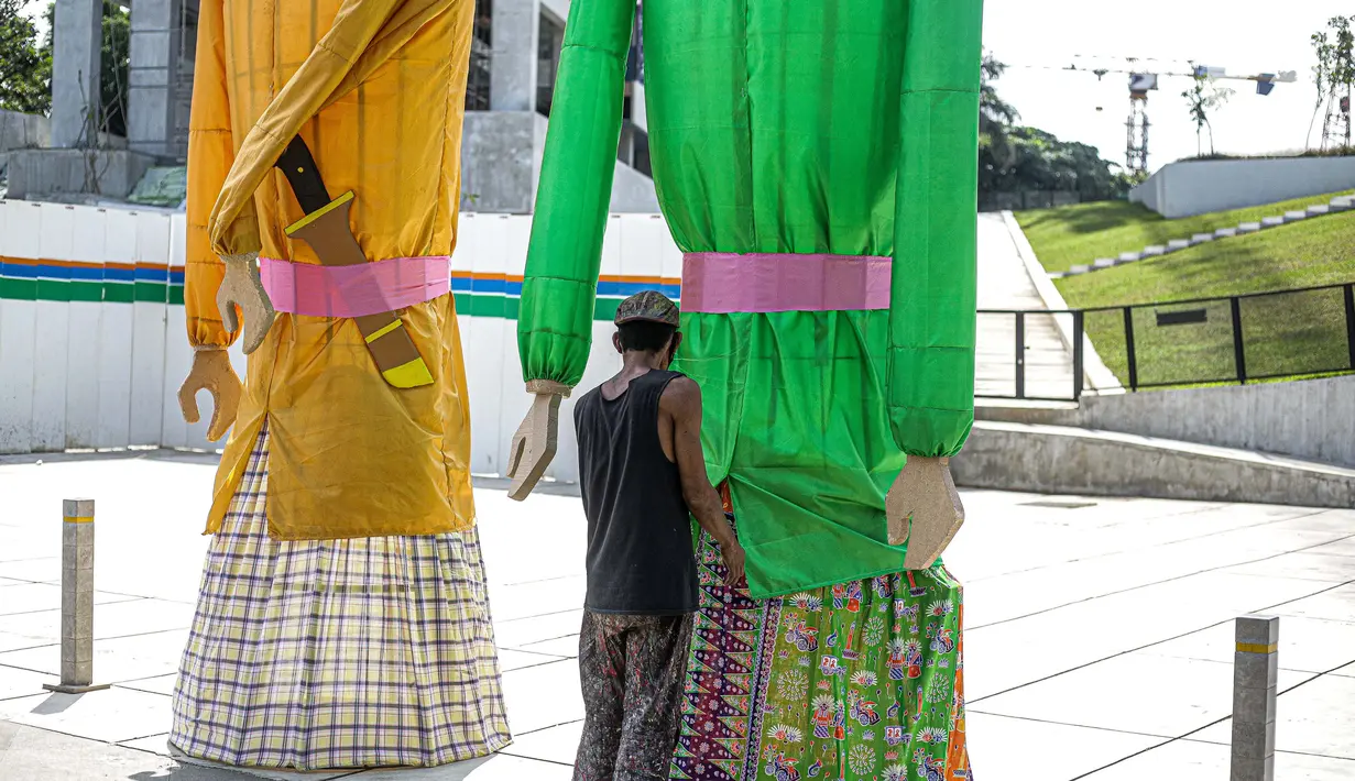 Sejumlah pekerja merapikan ondel-ondel yang dipasang di Taman Ismail Marzuki (TIM), Jakarta, Selasa (22/6/2021). Sebanyak 10 ondel-ondel raksasa setinggi 4,94 meter akan dipamerkan di TIM saat peringatan HUT ke-494 DKI Jakarta yang berlangsung dari 22 hingga 30 Juni 2021 (Liputan6.com/Faizal Fanani)