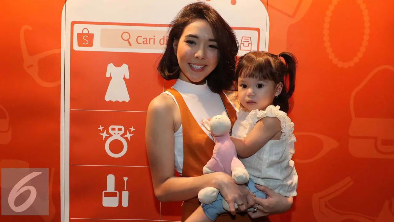 Gisella Anastasia alias Gisel bersama sang putri, Gempita Nora Marten