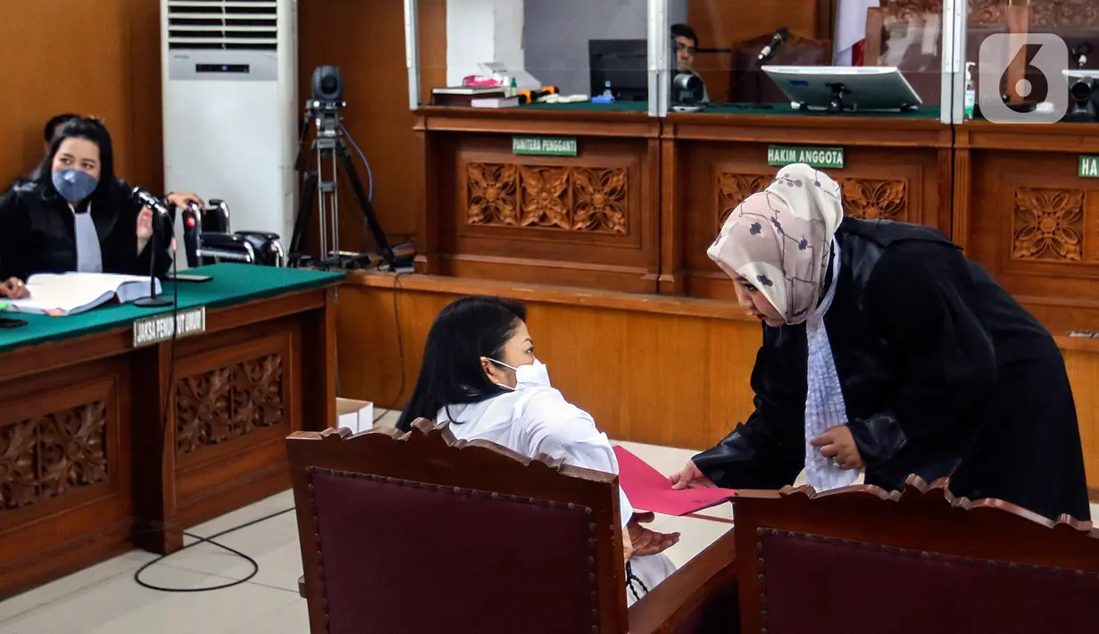 Putri Candrawathi berbicang dengan kuasa hukum saat akan menjalani sidang lanjutan dalam kasus pembunuhan Brigadir Yosua Hutabarat di Pengadilan Negeri Jakarta Selatan, Rabu (18/1/2023). Putri Candrawathi menjadi satu di antara lima orang yang menjadi terdakwa kasus pembunuhan berencana Brigadir Pol Nofriansyah Yosua Hutabarat bersama Ferdy Sambo, Richard Eliezer Pudihang Lumiu, Ricky Rizal Wibowo, dan Kuat Maruf. (Liputan6.com/Johan Tallo)