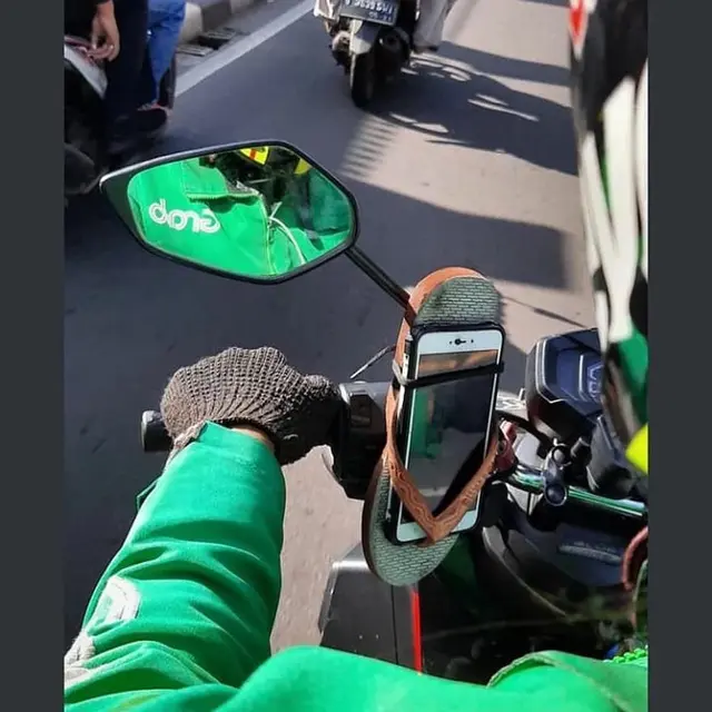 6 Potret Sandal Jepit Jadi Holder HP Ojol Ini Kocak, Bikin Tepuk Jidat