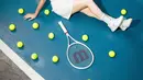 Seperti pada potret ini di mana Davina kenakan baju tennis white on white yang super clean [@davinaakaramoy]