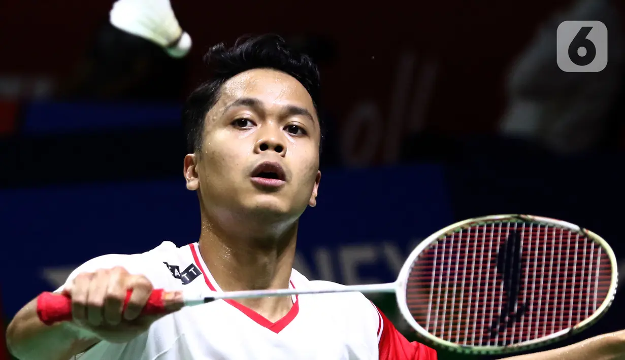 Pebulu tangkis tunggal putra Indonesia, Anthony Sinisuka Ginting saat bertanding melawan Lee Zii Jia (Malaysia) pada Perempat Final Indonesia Masters 2022 di Istora Senayan, Jakarta, Jumat (10/6/2022). Anthony Sinisuka Ginting unggul dan melaju ke babak berikutnya. (Liputan6.com/Helmi Fithriansyah)