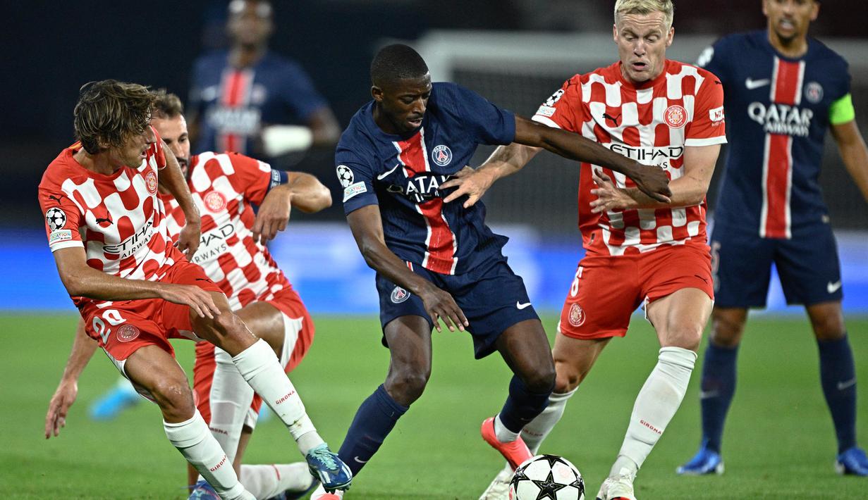 Paris Saint-Germain dan Girona tampil agresif sejak menit awal pertandingan. (JULIEN DE ROSA/AFP)