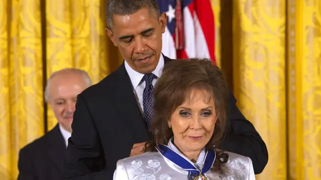 Barack Obama memberikan Presidential Medal of Freedom kepada Loretta Lynn pada 2013. (AP Photo/Jacquelyn Martin, File)
