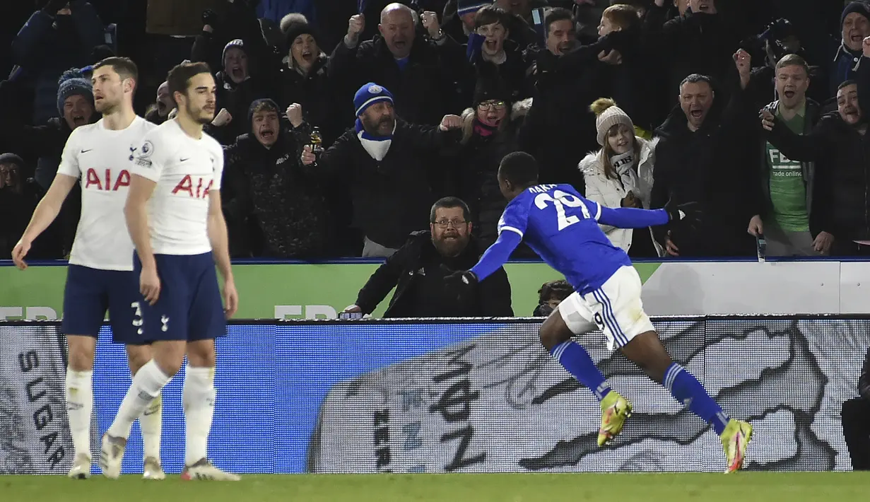 Fokus menyerang, Tottenham dikejutkan oleh gol Leicester City pada menit ke-24. Lewat skema serangan balik, Patson Daka membawa Leicetser City unggul 1-0 setelah berhasil melesakkan bola ke sisi gawang Hugo Lloris tanpa mampu diantisipasi kiper asal Prancis tersebut. (AP/Rui Vieira)