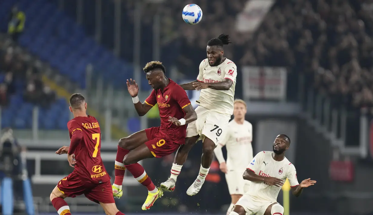 Dua gol AC Milan masing-masing dicetak oleh Zlatan Ibrahimovic dan Franck Kessie.  (AP/Gregorio Borgia)
