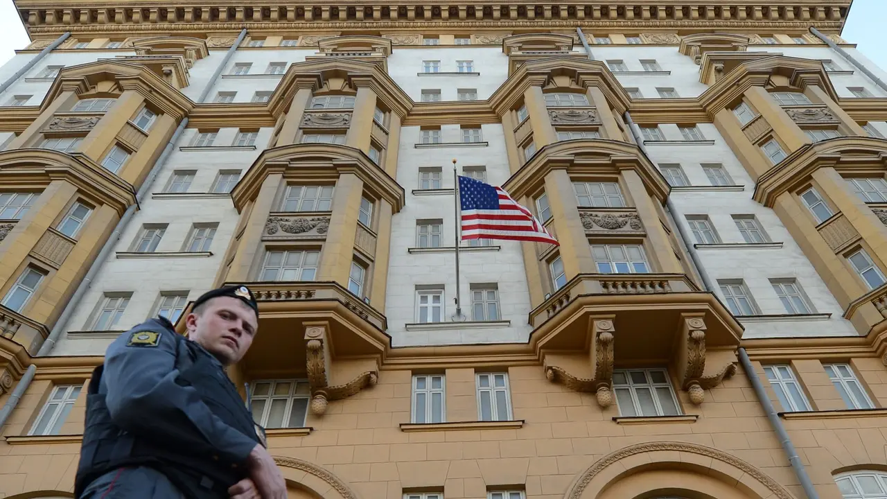 Pihak keamanan berjaga di depan Kedutaan Besar Amerika Serikat di Moskow, Rusia (AFP/Kirill Kudryavtsev)