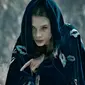 Astrid Berges-Frisbey dalam King Arthur: Legend of the Sword. (themillimetre.com)